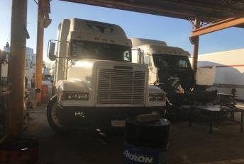 Tractocamión en mantenimiento bajo techo.